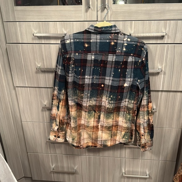 Fun, button up fleece shirt.  Front pockets with buttons. - Picture 2 of 3